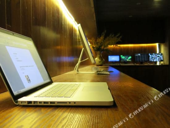 8 Art Hotel
