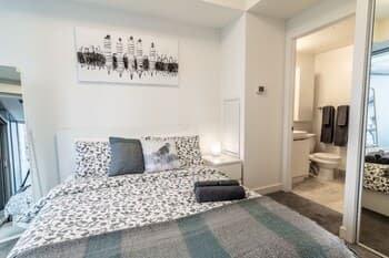 AOC Suites - Two Bedroom Condo - City/CN Tower View
