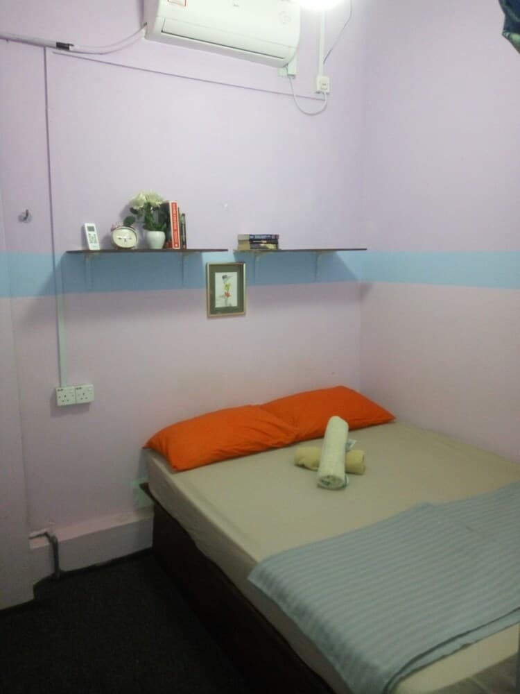 The Longhouse Travellers Inn - Hostel