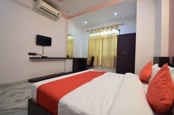 OYO 18321 Hotel Royal Sanj