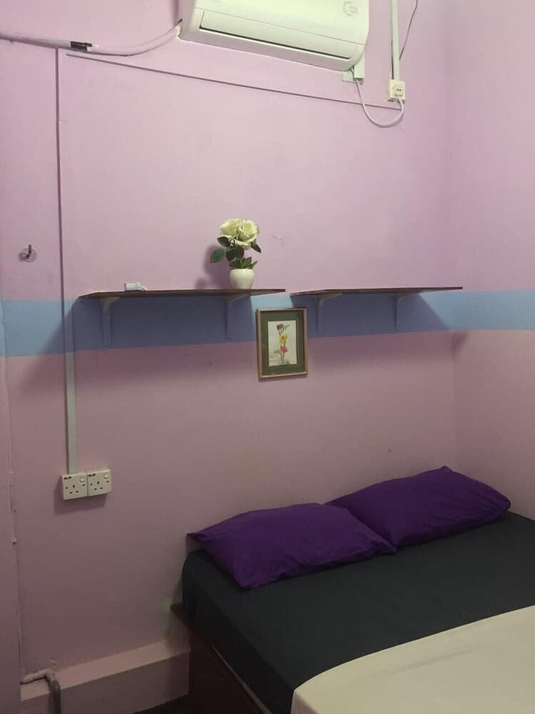 The Longhouse Travellers Inn - Hostel
