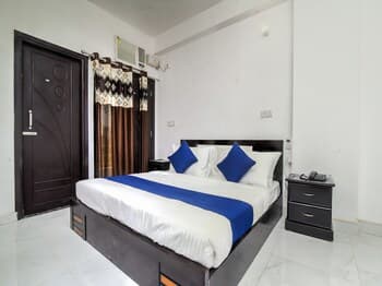 OYO 20029 Flagship Dwarka Sector 9