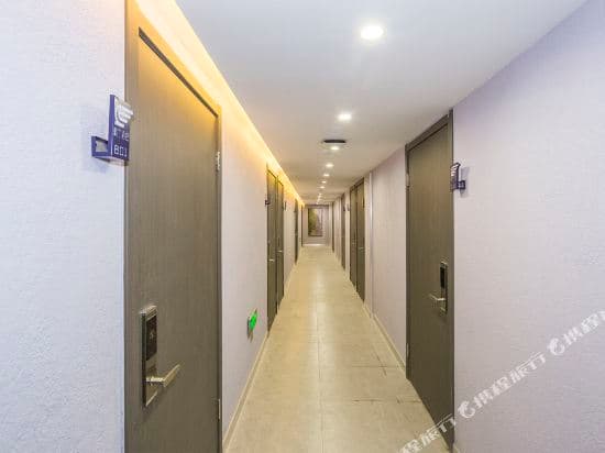Xinao Serviced Apartment (Shanghai South Railway Station Caobao Road Subway Station)