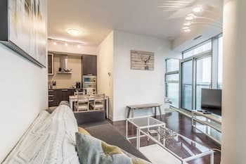 AOC Suites - Two Bedroom Condo - City/CN Tower View