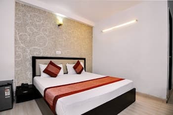 OYO 2041 Hotel Silver Land