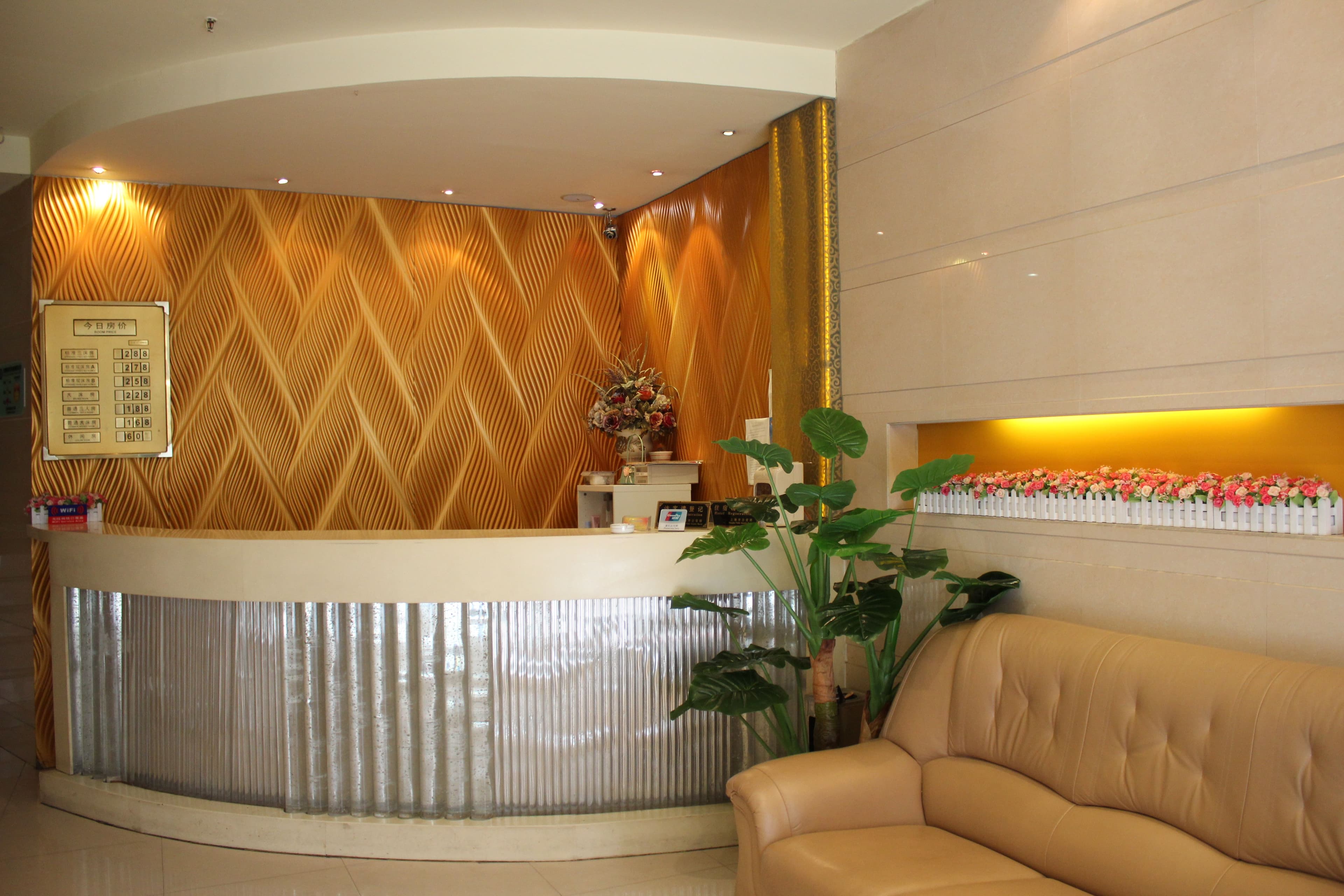 Lucky Hotel（Shanghai People's Square Metro Station Nanjing Road Pedestrian Street Hotel）