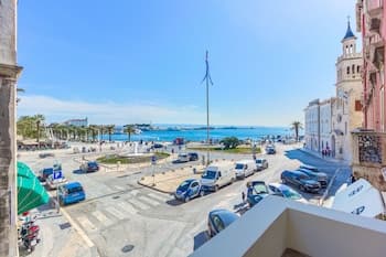 Split Urban Rooms I