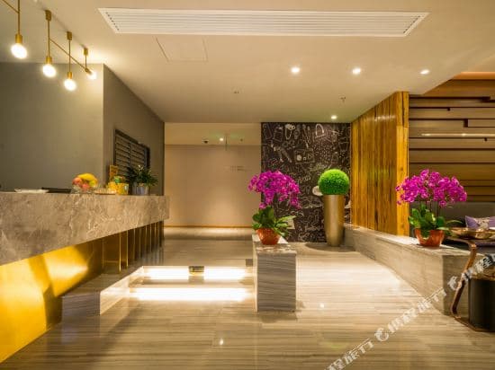 Sushe Qingshe Hotel (Shanghai Peoples Square Metro Station)