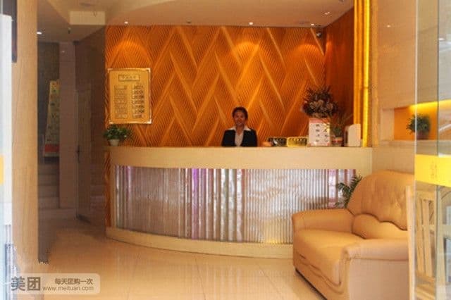 Lucky Hotel（Shanghai People's Square Metro Station Nanjing Road Pedestrian Street Hotel）