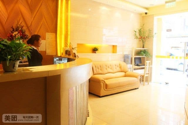 Lucky Hotel（Shanghai People's Square Metro Station Nanjing Road Pedestrian Street Hotel）
