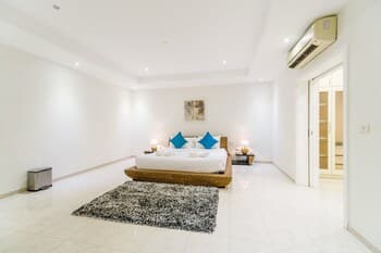 Luxury Pool Villa 52