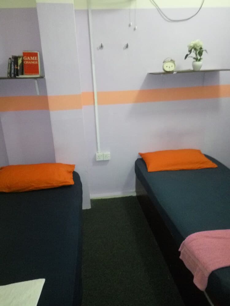 The Longhouse Travellers Inn - Hostel