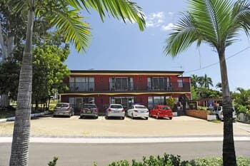 Colonial Court Beachfront Motel & Holiday Stay