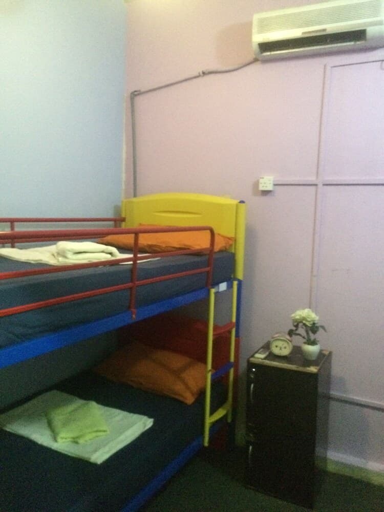 The Longhouse Travellers Inn - Hostel