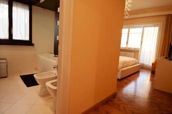 Superior 5 BD & BR Apt in Vatican Area