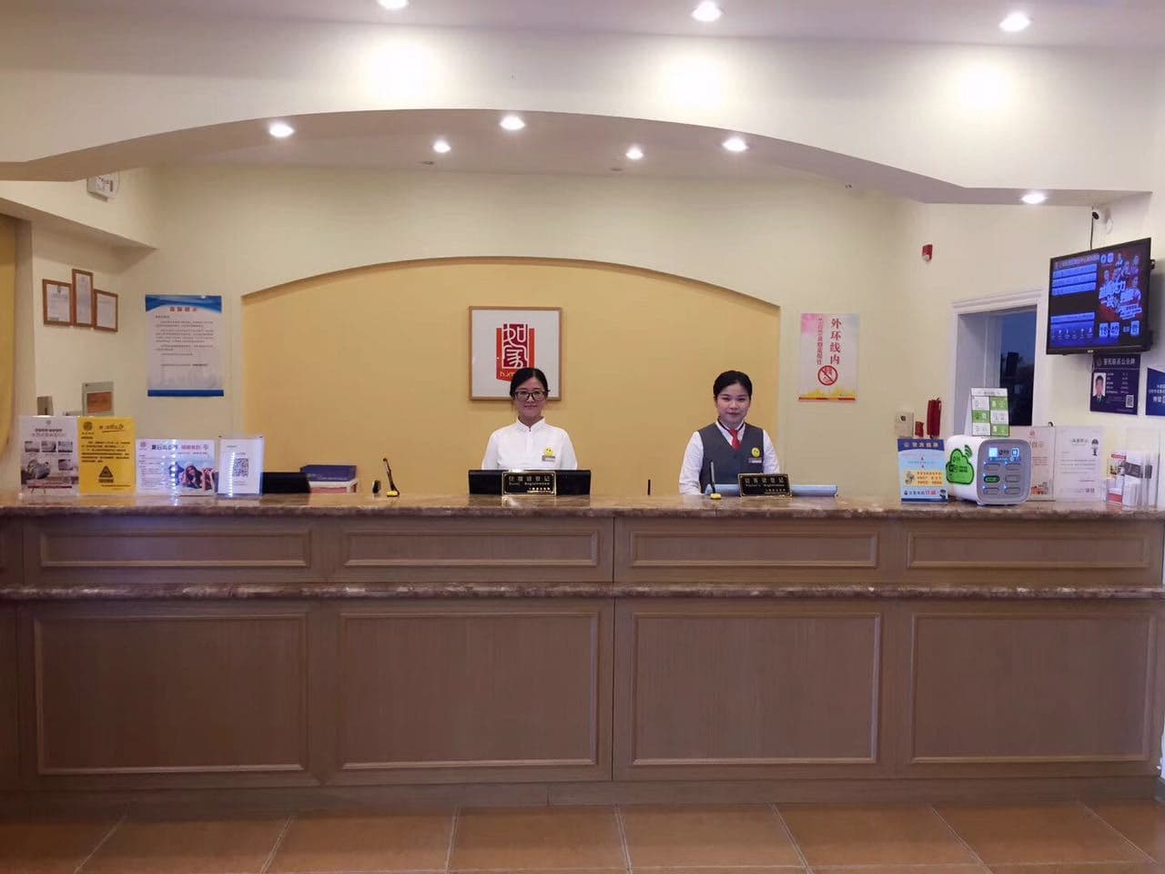 Home Inn  (Shanghai New International Expo Center West Gaoke Road Luoshan Road)