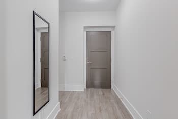 Noel Suites - John and Front St West