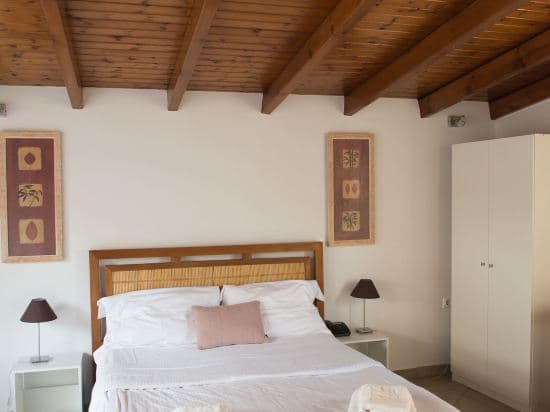 IQ Residences - Athens Way Apartments