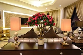 Clemence Hotel Suites