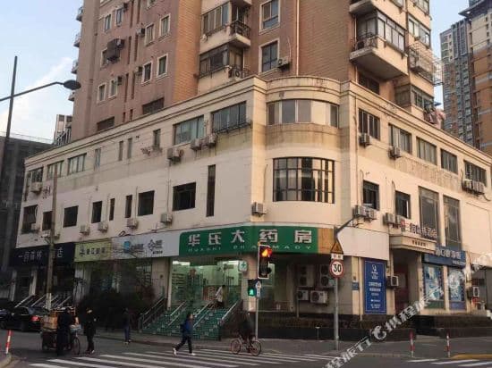 yunshangsenlin Hotel (Shanghai Chenghuangmiao Xiaonanmen Subway Station)