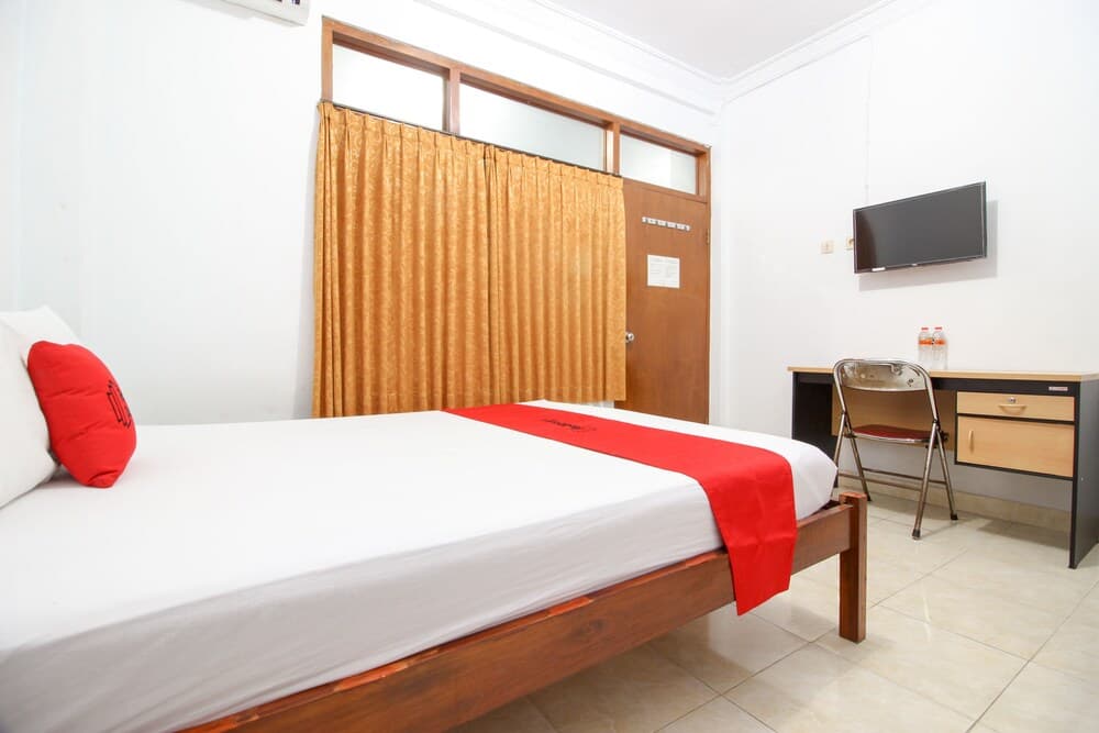 RedDoorz Plus Near Alun Alun Selatan