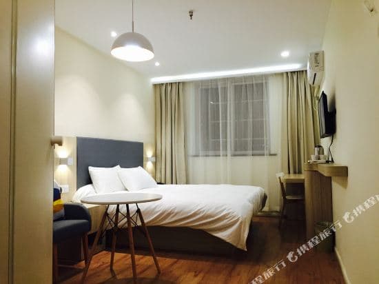 Yining Hotel (Shanghai Hongqiao Road Metro Station)