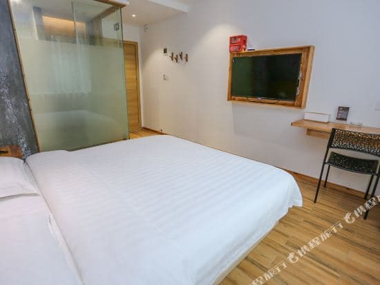 Herman Hotel (Guangzhou Zhujiang New Town Jockey Club Home Furnishing Store)