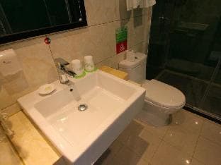 GreenTree Inn Express (Shanghai Disneyland Luoshan Road Metro Station)