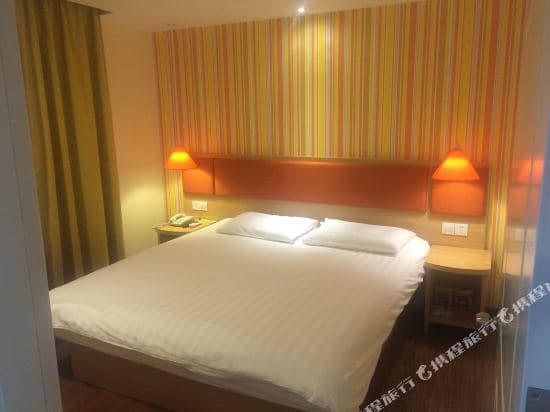 Home Inn (Shanghai Tangzhen Middle Chuangxin Road Metro Station)
