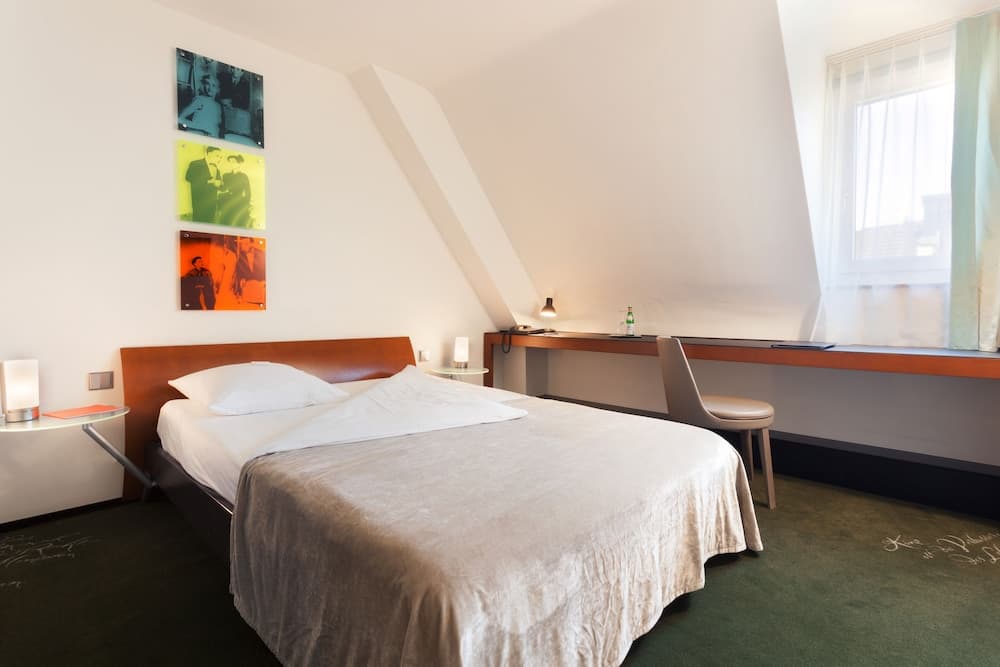 Hotel du Théatre by Fassbind