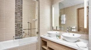 Hilton Garden Inn Dubai, Mall Avenue