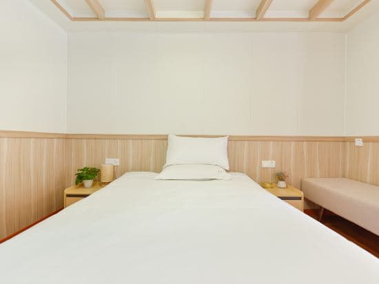 Ruoting Garden Hotel (Oriental Hospital Pudong South Road Subway Station)