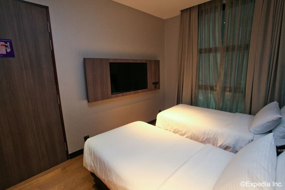 Aqueen Hotel Kitchener (Staycation Approved)
