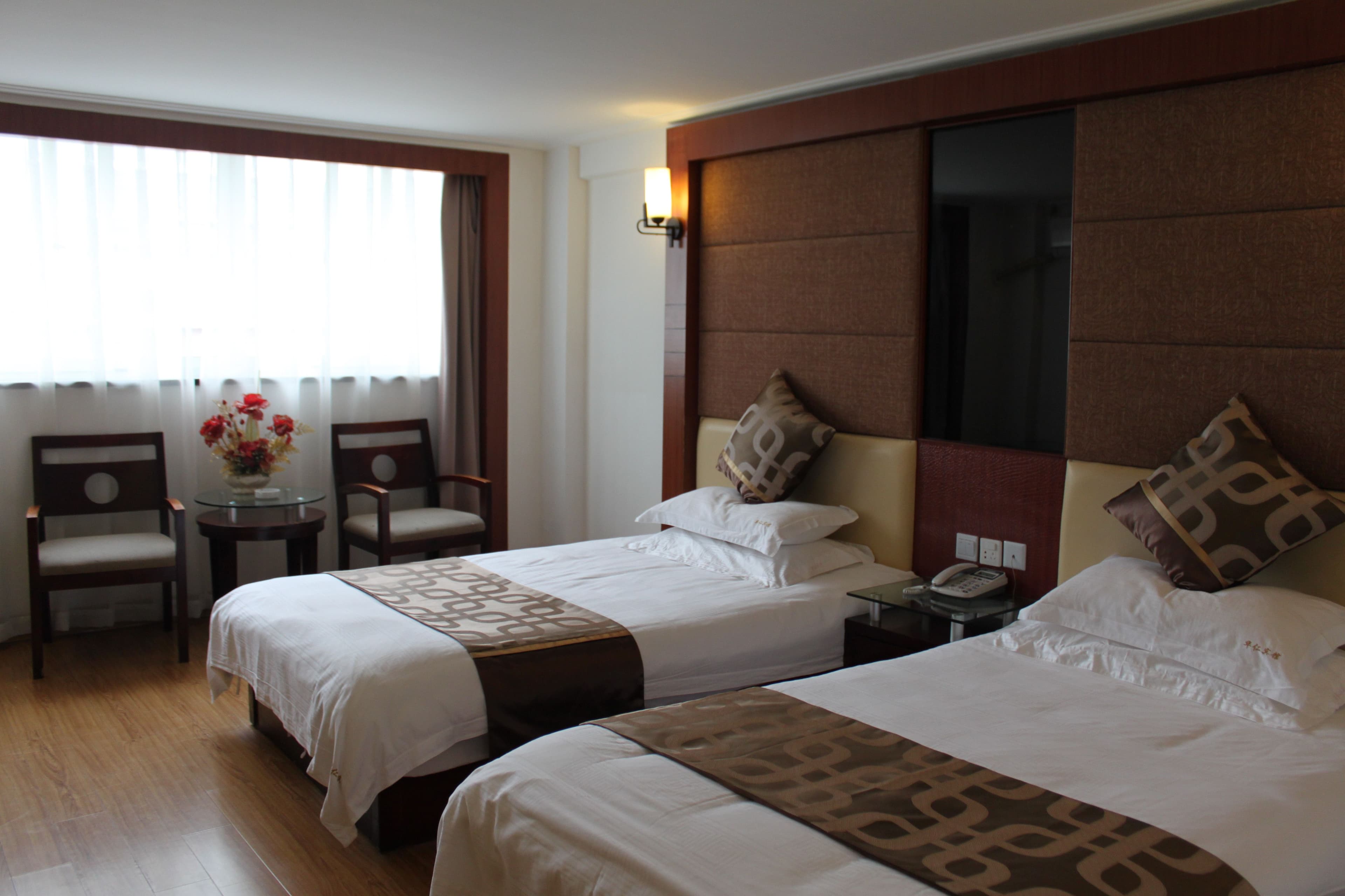 Huaren Hotel (Shanghai Wujiaochang Metro Station)