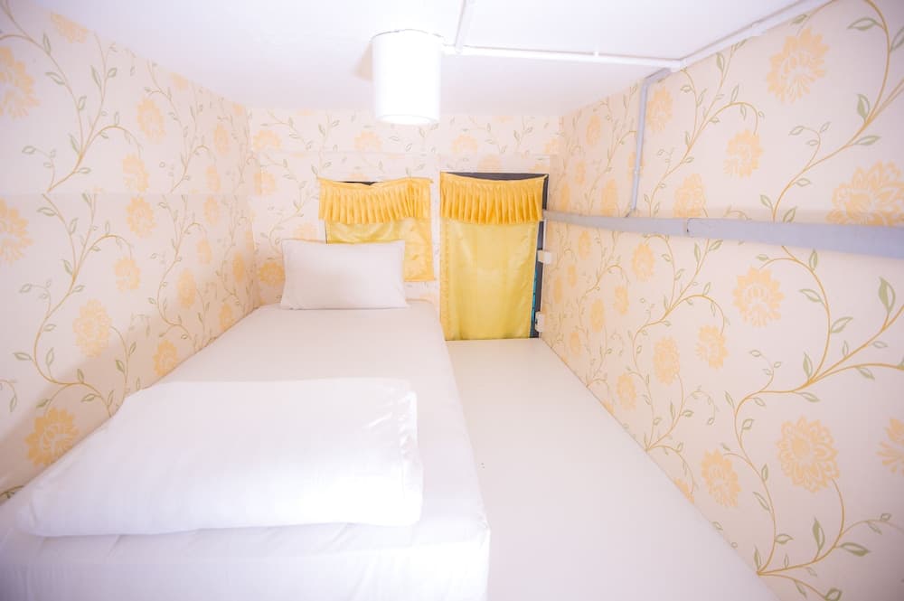 Glur Bangkok Hostel & Coffee Bar