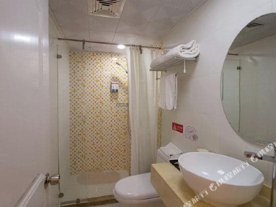 Home Inn (Shanghai Tangzhen Middle Chuangxin Road Metro Station)