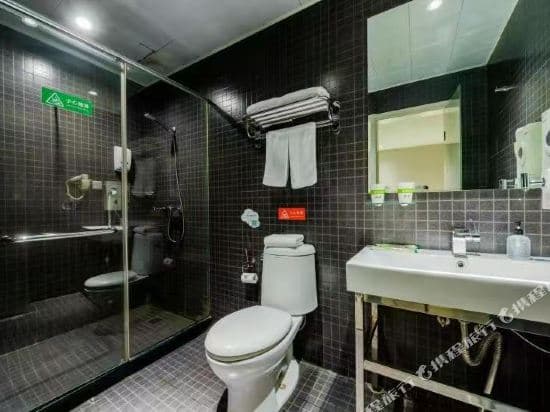 Motel 168 (Shanghai Yangpu Bridge Longchang Road Metro Station)