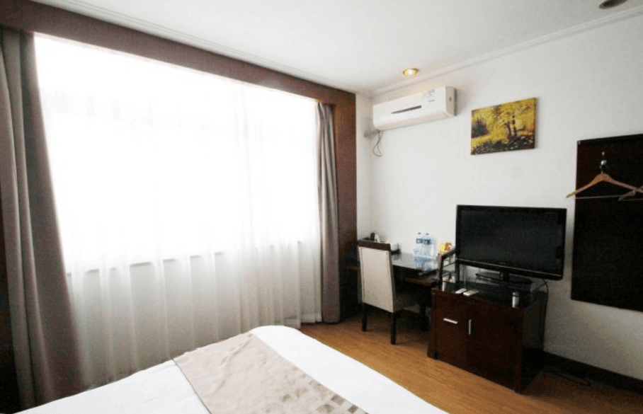 Huaren Hotel (Shanghai Wujiaochang Metro Station)