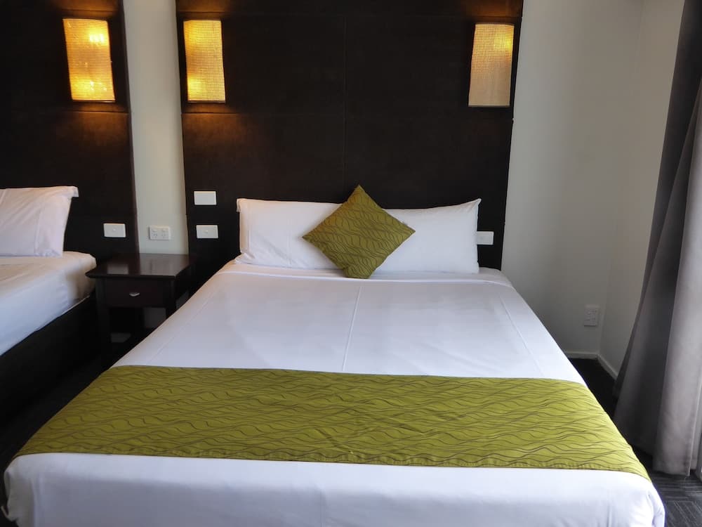 Four Canoes Hotel