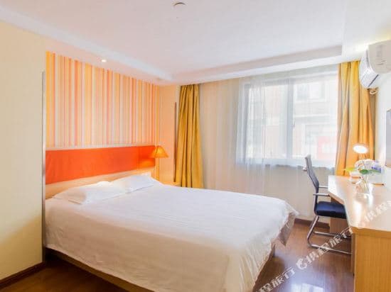 Home Inn (Shanghai Tangzhen Middle Chuangxin Road Metro Station)