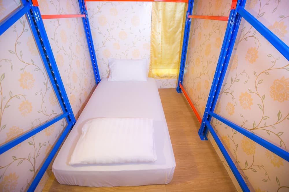 Glur Bangkok Hostel & Coffee Bar