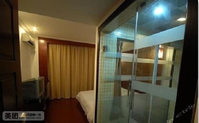 Huaren Hotel (Shanghai Wujiaochang Metro Station)