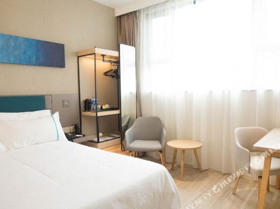 Home Inn (Shanghai the North Bund Dalian Road Metro Station)
