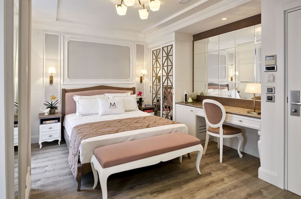 Mirrors Hotel