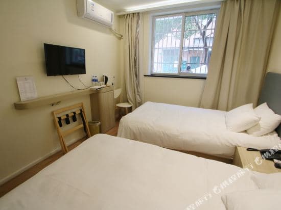 Yining Hotel (Shanghai Hongqiao Road Metro Station)