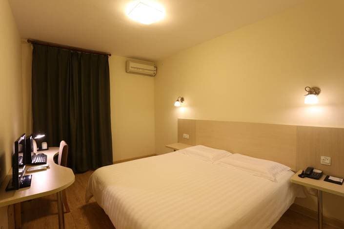 Motel 168 (Shanghai Xujiahui Shanghai Stadium Tianyaoqiao Road)