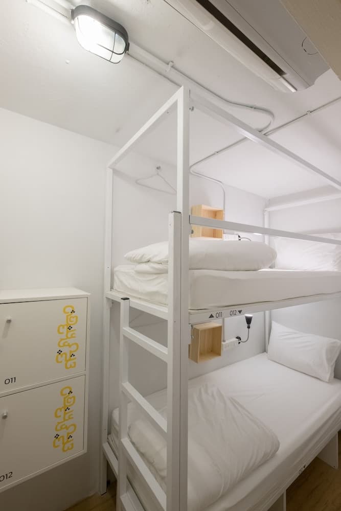 LiveItUp Chitlom Hostel