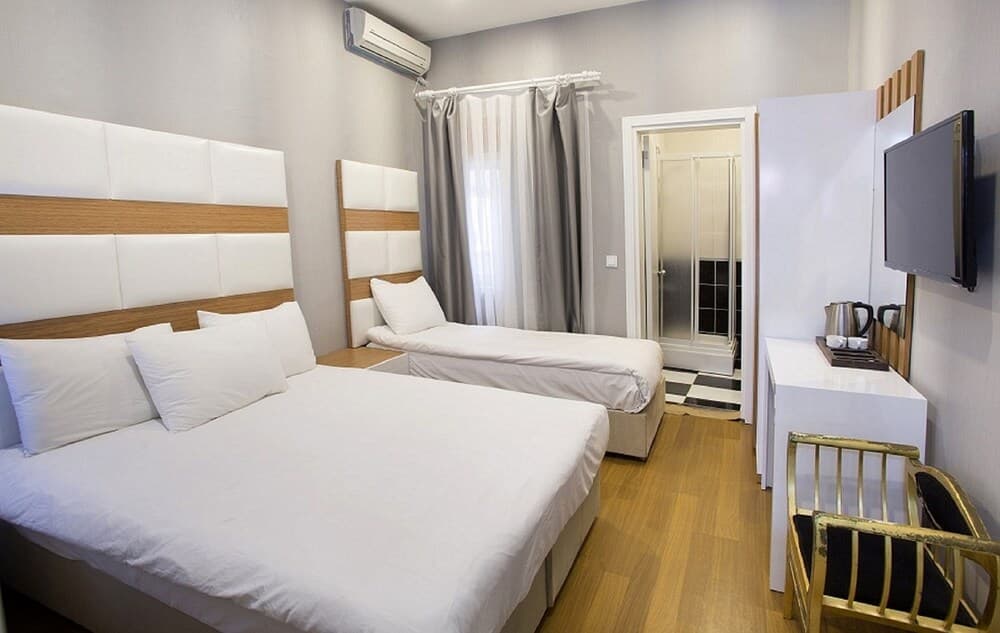 La Pazza Suites