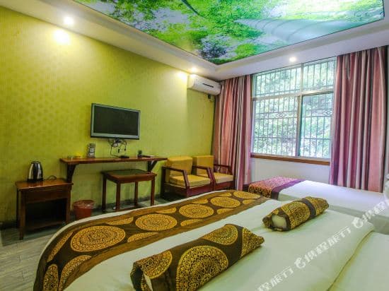 Jomo Cultural Theme Hotel (Zhangjiajie Wulingyuan Biaozhimen)