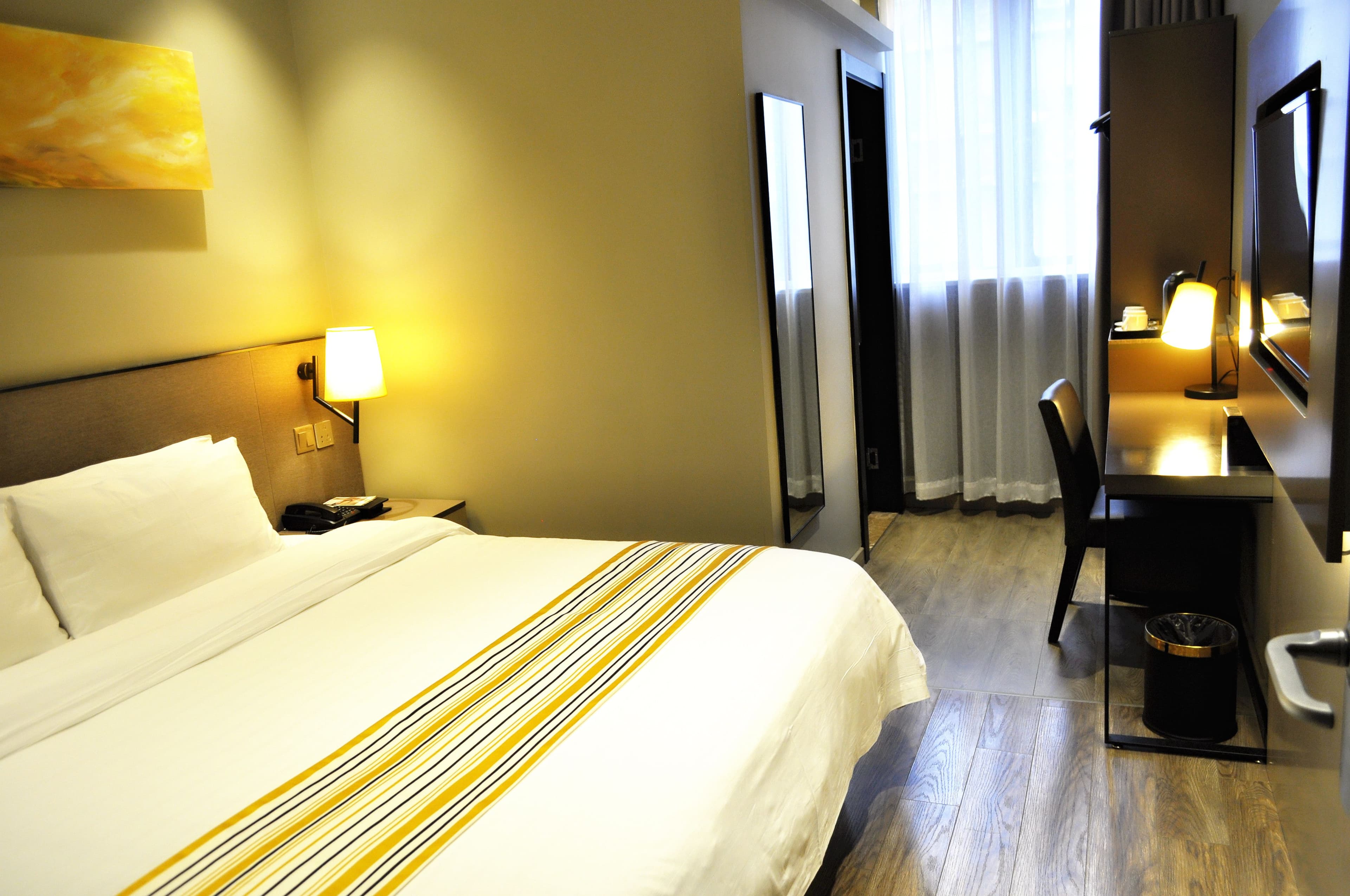 Home Inn Plus (Shanghai Huaihai Road Sinan Road)